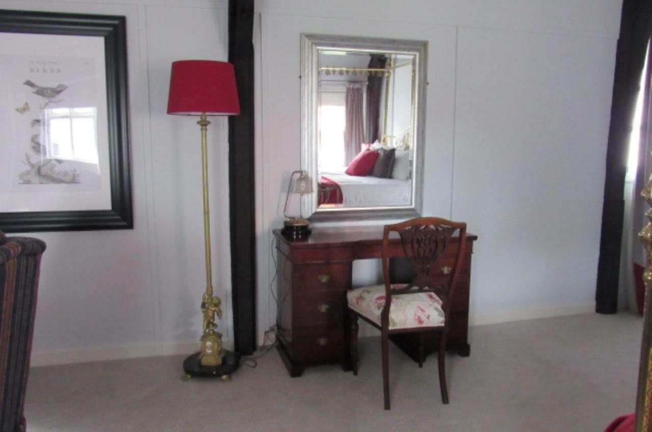 The Old Vicarage Hotel & Restaurant ブリッジウォーター エクステリア 写真 A dressing table