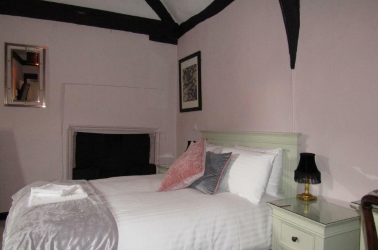 The Old Vicarage Hotel & Restaurant ブリッジウォーター エクステリア 写真 A bedroom at the Old Mill